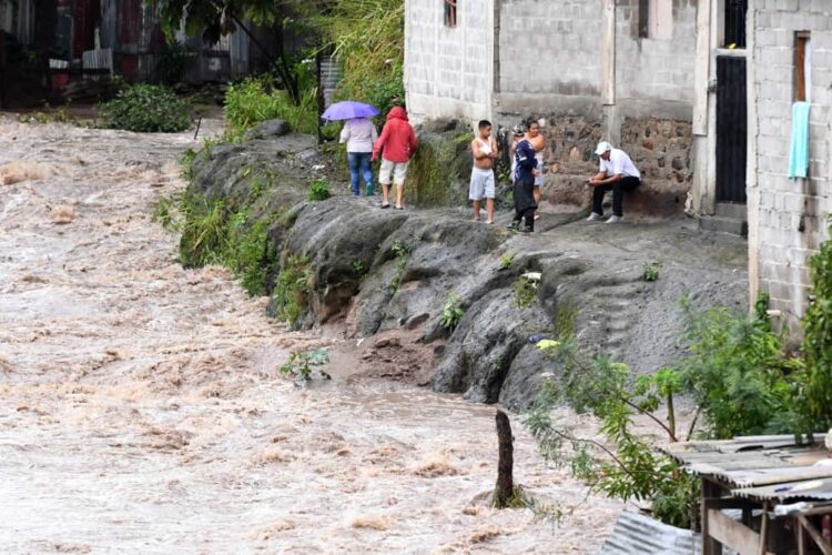 Fuertes lluvias e inundaciones por la tormemta tropical Sara. Foto: The Tico Times.