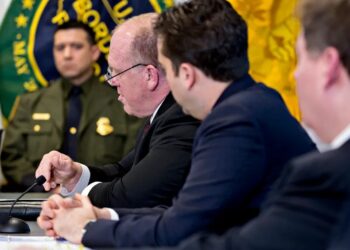 Tom Homan, al centro. Foto: Andrew Harrer/EFE/EPA/archivo.