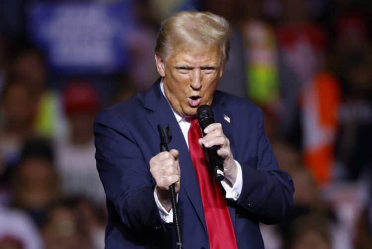 Donald Trump en un mitin de Milwaukee. Foto: EFE/EPA/JEFFREY PHELPS.