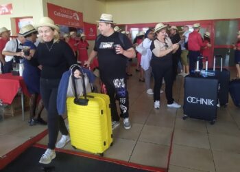 Unos 280 pasajeros procedentes de Katowice, Polonia, llegan a Varadero a través de la aerolínea española Plus Ultra. Foto: Prensa Latina.