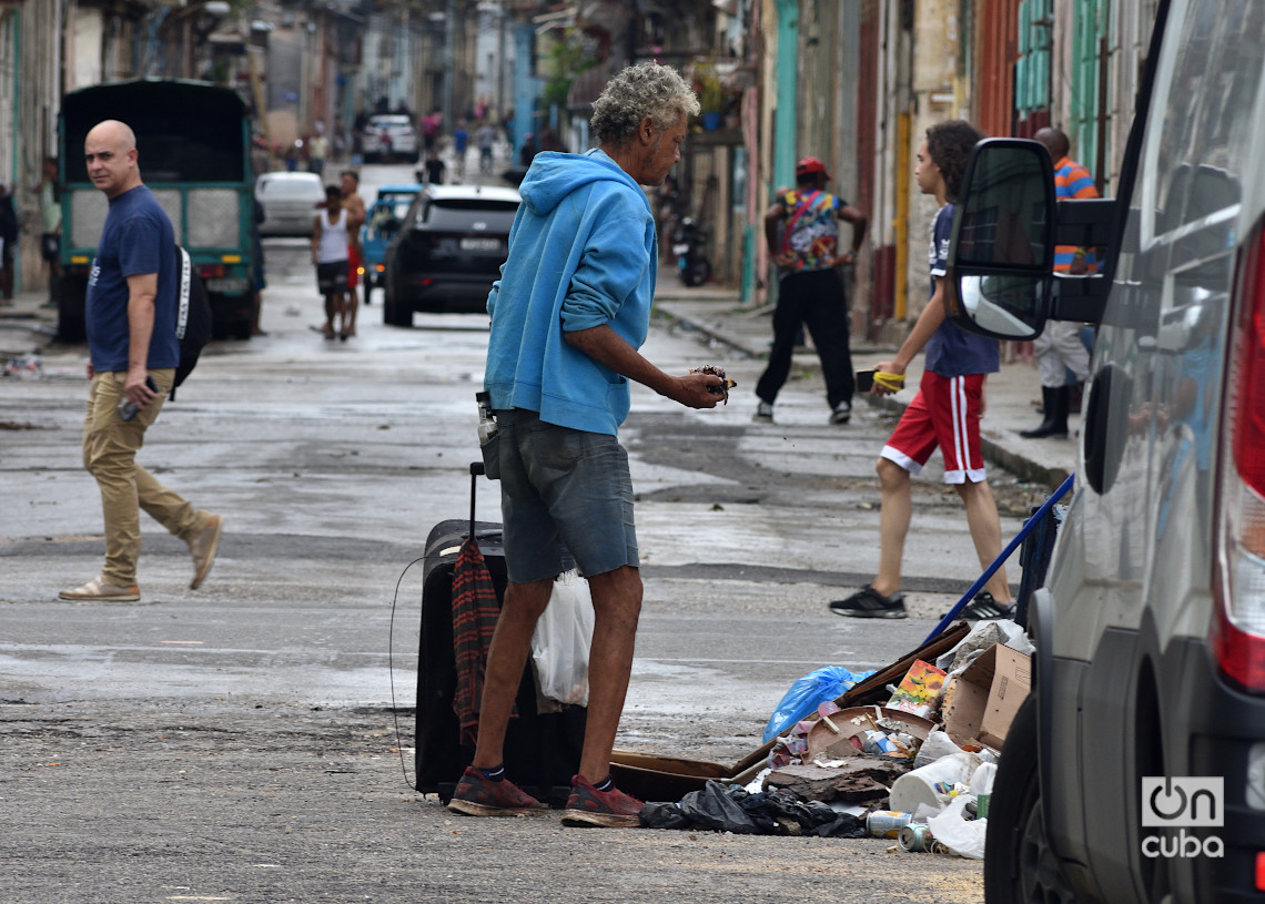 Personas en La Habana, un día después del azote del huracán Rafael. Foto: Otmaro Rodríguez.