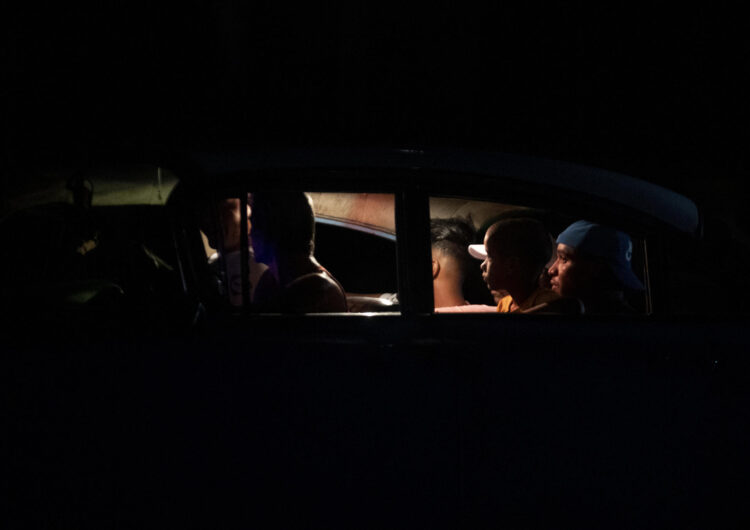 Un taxi transporta varias personas durante un apagón en La Habana. Foto: Yander Zamora / EFE / Archivo.