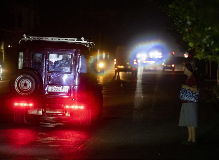 Un vehículo transita por una calle durante un apagón, este viernes en La Habana. Foto:  Yander Zamora/EFE.