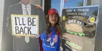 Una mexicana simpatizante de Donald Trump junto a los carteles a favor del expresidente republicano, en Catalina, Arizona. Foto: Ana Milena Varón / EFE.