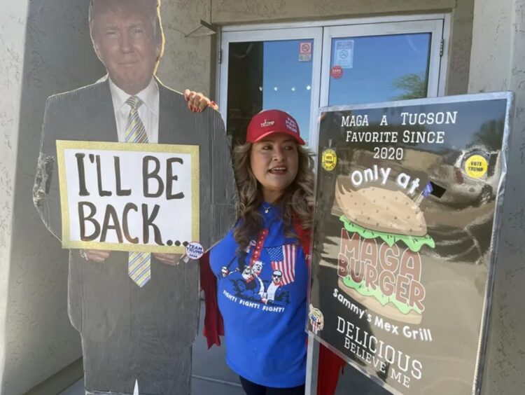 Una mexicana simpatizante de Donald Trump junto a los carteles a favor del expresidente republicano, en Catalina, Arizona. Foto: Ana Milena Varón / EFE.