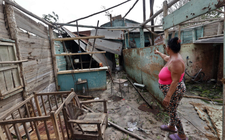 Una mujer observa su vivienda destrozada tras el paso del huracán Rafael, este jueves en la provincia de Artemisa (Cuba). Foto: EFE/ Ernesto Mastrascusa