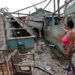 Una mujer observa su vivienda destrozada tras el paso del huracán Rafael, este jueves en la provincia de Artemisa (Cuba). Foto: EFE/ Ernesto Mastrascusa