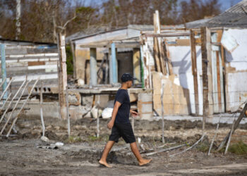 Casas dañadas por el huracán Rafael en Playa Guanimar, Artemisa. Foto: Yander Zamora / EFE.