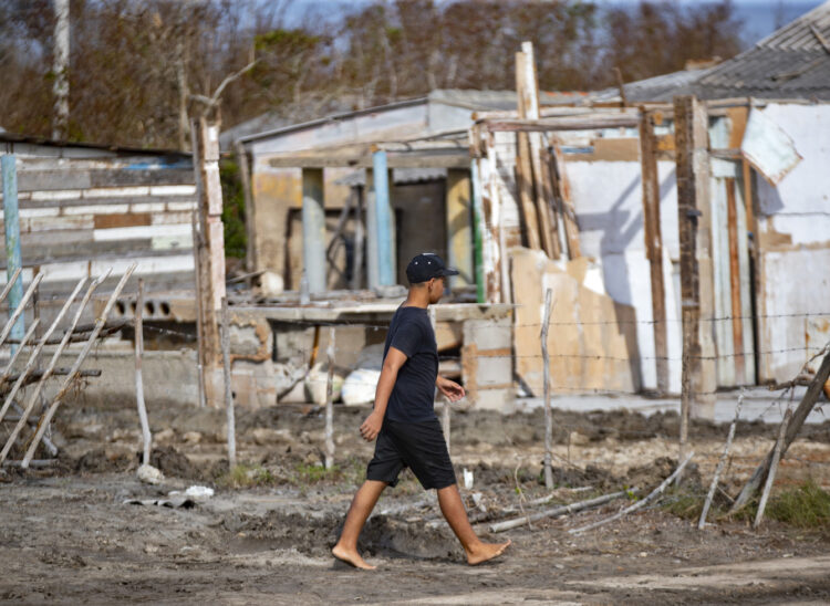 Casas dañadas por el huracán Rafael en Playa Guanimar, Artemisa. Foto: Yander Zamora / EFE.