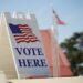 Un cartel indica a los votantes dónde pueden depositar su papeleta en el Centro Cívico del Condado de Cobb en Marietta, Georgia, EE.UU. Foto: Alex Slitz / EFE.