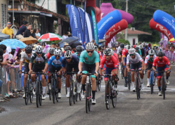 Ciclistas participan de la última etapa de la Vuelta a Chiriquí 2024, en Panamá. Foto: Marcelino Rosario/EFE.