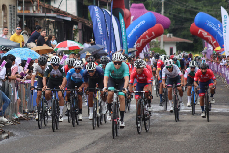 Ciclistas participan de la última etapa de la Vuelta a Chiriquí 2024, en Panamá. Foto: Marcelino Rosario/EFE.