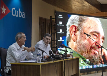 Los ministros cubanos de Economía y el de Comercio Exterior y la Inversión Extranjera, Joaquín Alonso Vázquez (i) y Oscar Pérez-Oliva Fraga, hablan durante una conferencia de prensa en el Ministerio del Exterior, este jueves en La Habana. Foto: Yander Zamora/EFE.