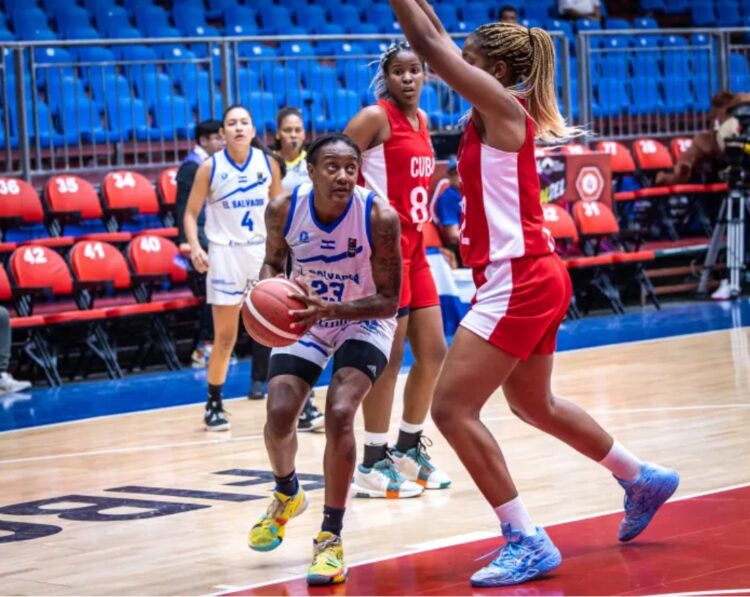 Partido de baloncesto entre El Salvador y Cuba en el Centrobasket femenino de Irapuato, México, ganado por las salvadoreñas con pizarra de 70-67. Foto: fiba.basketball