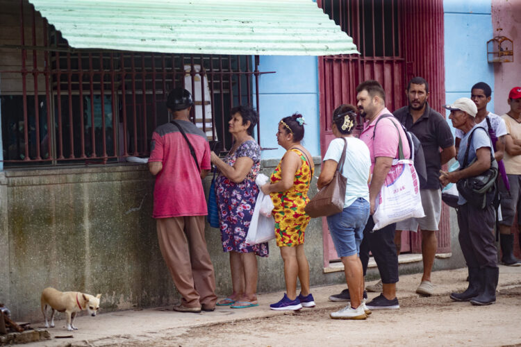 Varias personas hacen fila para comprar alimentos en un negocio en el pueblo de Bejucal. Foto: EFE/ Yander Zamora.