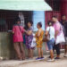 Varias personas hacen fila para comprar alimentos en un negocio en el pueblo de Bejucal. Foto: EFE/ Yander Zamora.