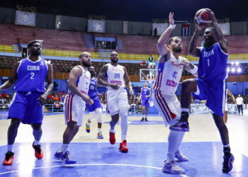 El cubano Reynaldo Garcia disputa un balón con el puertorriqueño Arnaldo Toro en el partido de clasificación a la FIBA Americup 2025. Foto: Ernesto Mastrascusa/EFE