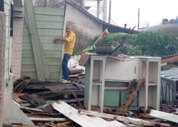 Un hombre junto a los escombros de una vivienda seriamente dañada por el huracán Rafael en Artemisa. Foto: Telecentro ARTV- Artemisa / Facebook.