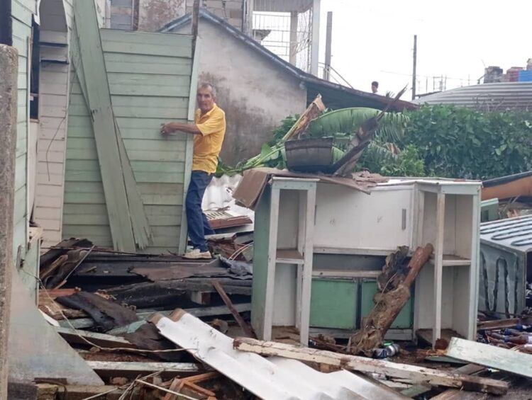 Un hombre junto a los escombros de una vivienda seriamente dañada por el huracán Rafael en Artemisa. Foto: Telecentro ARTV- Artemisa / Facebook.