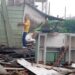 Un hombre junto a los escombros de una vivienda seriamente dañada por el huracán Rafael en Artemisa. Foto: Telecentro ARTV- Artemisa / Facebook.