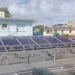 Un hombre desmonta paneles solares en un tejado de la Isla de la Juventud, horas antes del paso del huracán Rafael. Foto: Radio Caribe.