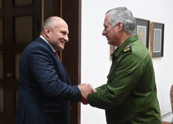 El presidente cubano Miguel Díaz-Canel recibe al eniente general Alexander Kurenkov, ministro ruso para la Protección Civil, Emergencias y Eliminación de Consecuencias de Desastres Naturales de Rusia. Foto: Presidencia Cuba / X.