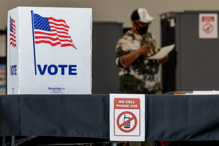 Votantes en Atlanta, Georgia, este 31 Octubre. Foto: ERIK S. LESSER/EFE/EPA