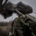 Brigada Mecanizada de las Fuerzas Armadas de Ucrania disparando un obús autopropulsado 2S5 de 152 mm hacia posiciones rusas cerca de Chasiv Yar en la región de Donetsk, Ucrania, el 18 de noviembre de 2024. Foto: Servicio de prensa de la Brigada Mecanizada/EFE/EPA.