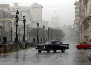 Fuertes lluvias debido al paso del huracán Rafael en La Habana el pasado 6 de noviembre. Foto: EFE/ Ernesto Mastrascusa.