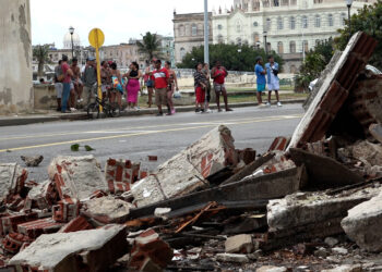 Escombros en una calle en La Habana tras el paso del huracán Rafael. Foto: Felipe Borrego / EFE.