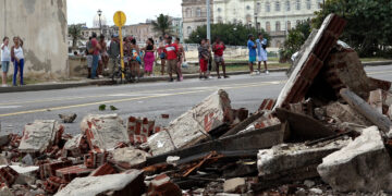 Escombros en una calle en La Habana tras el paso del huracán Rafael. Foto: Felipe Borrego / EFE.