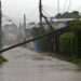 Un poste de red eléctrica caído debido al paso del huracán Rafael, este miércoles, en La Habana. Foto:  Ernesto Mastrascusa/EFE.