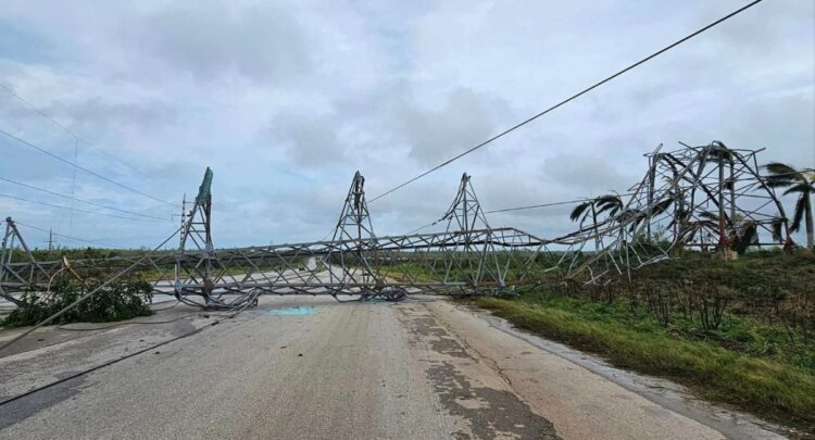 Torre de alta tensión en la Autopista Habana - Pinar,  derribada por los vientos de Rafael. Foto: TelePinar.