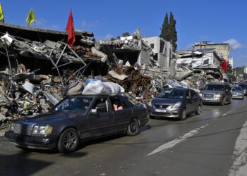 Residentes regresan a Nabatieh tras el acuerdo de alto el fuego entre Israel y Hezbollah, en el sur del Líbano. Foto: WAEL HAMZEH/EFE/EPA.