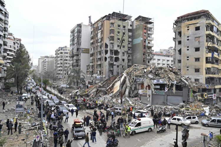 Personas se juntan en Beirut tras el anuncio del cese al fuego. Foto: WAEL HAMZEH/EFE/EPA.