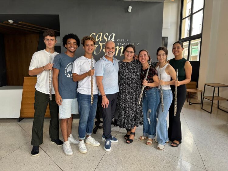 Los flautistas Michel Bellavance (cuarto de izquierda a derecha) y Niurka González (centro), junto a estudiantes del ISA.