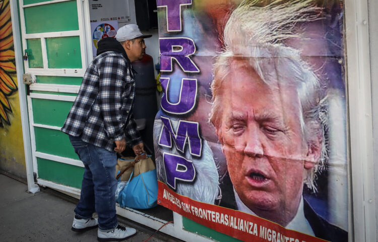 Migrantes esperan en el albergue 'Movimiento Juventud 2000', el 15 de noviembre de 2024 en la ciudad de Tijuana. Foto:  Joebeth Terríquez/EFE.