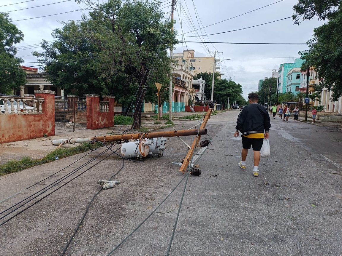 Poste eléctrico derribado por el huracán Rafael en el Vedado, La Habana. Foto: Milena Recio.