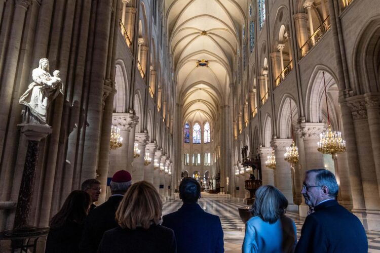 Macron (centro, de espaldas) durante la visita hoy a Notre Dame. Foto: CHRISTOPHE PETIT TESSON/ POOL/EFE/EPA.