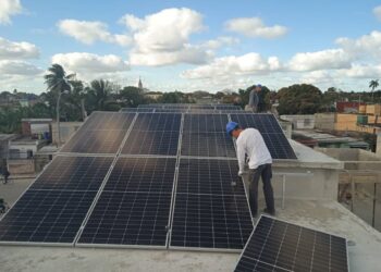 Instalación de paneles solares por técnicos de la mipyme privada Renova. Foto: Renova SURL / Facebook.