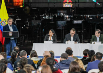 Gustavo Petro habla durante la ceremonia de conmemoración del octavo aniversario de la firma de otro acuerdo de paz, este con las FARC. Foto: Carlos Ortega/ EFE.