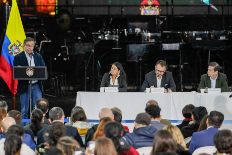 Gustavo Petro habla durante la ceremonia de conmemoración del octavo aniversario de la firma de otro acuerdo de paz, este con las FARC. Foto: Carlos Ortega/ EFE.