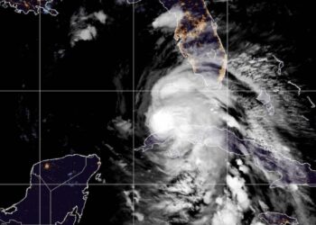 Centro de Rafael se aleja de Cuba por la costa norte occidental. Foto: Tomada de NOAA (online).