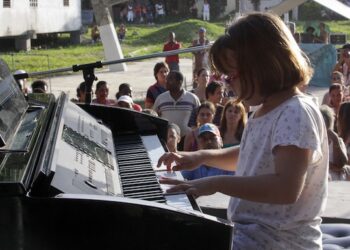 Malva tocó dos temas en Miraflores, Boyeros, durante la Gira por los Barrios de Silvio Rodríguez, en junio de 2012. Foto: Alejandro Ramírez Anderson/Cubadebate.