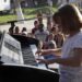 Malva tocó dos temas en Miraflores, Boyeros, durante la Gira por los Barrios de Silvio Rodríguez, en junio de 2012. Foto: Alejandro Ramírez Anderson/Cubadebate.