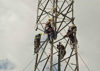 Técnicos de la Unión Eléctrica (UNE) trabajan en una de las torres de alta tensión levantadas en Artemisa, luego de ser derrumbadas por el huracán Rafael. Foto: UNE / Facebook.