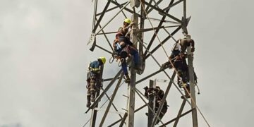 Técnicos de la Unión Eléctrica (UNE) trabajan en una de las torres de alta tensión levantadas en Artemisa, luego de ser derrumbadas por el huracán Rafael. Foto: UNE / Facebook.