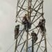 Técnicos de la Unión Eléctrica (UNE) trabajan en una de las torres de alta tensión levantadas en Artemisa, luego de ser derrumbadas por el huracán Rafael. Foto: UNE / Facebook.