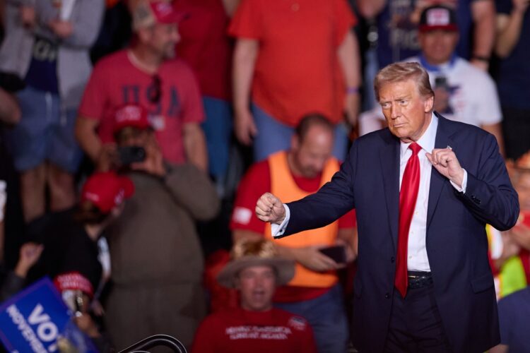 Trump baila después de un evento de campaña en el Lee's Family Forum en Henderson, Nevada. Foto:  EFE/EPA/ALLISON DINNER.