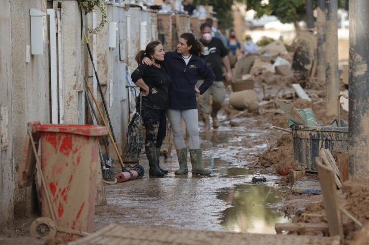 Voluntarios y vecinos trabajan para despejar una calle de Paterna (Valencia), este martes 5 de noviembre. Foto: Manuel Bruque/EFE.